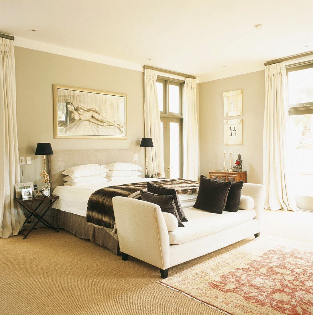 Helles Schlafzimmer Mit Einem Weißen … – Bild Kaufen – 346506 pertaining to Schlafzimmer Sofa