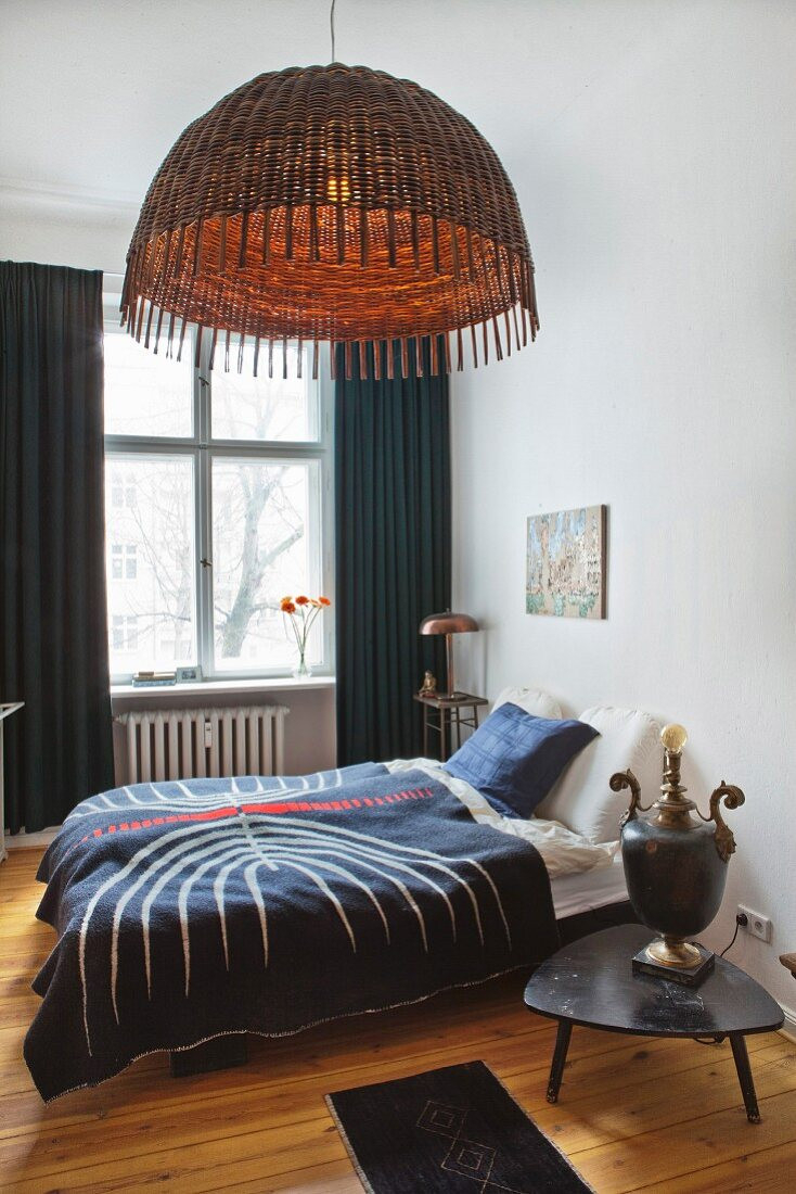 Schlafzimmer Mit Doppelbett, … – Bild Kaufen – 11995422 within Vintage Lampe Schlafzimmer